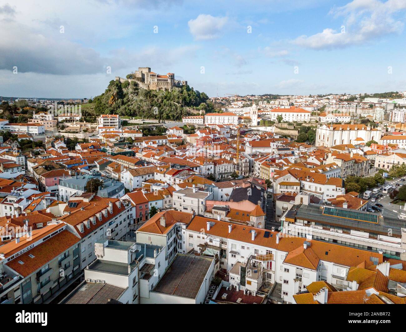 Vue aérienne de Leiria avec château sur la colline et les toits rouges du centre-ville, le Portugal Banque D'Images
