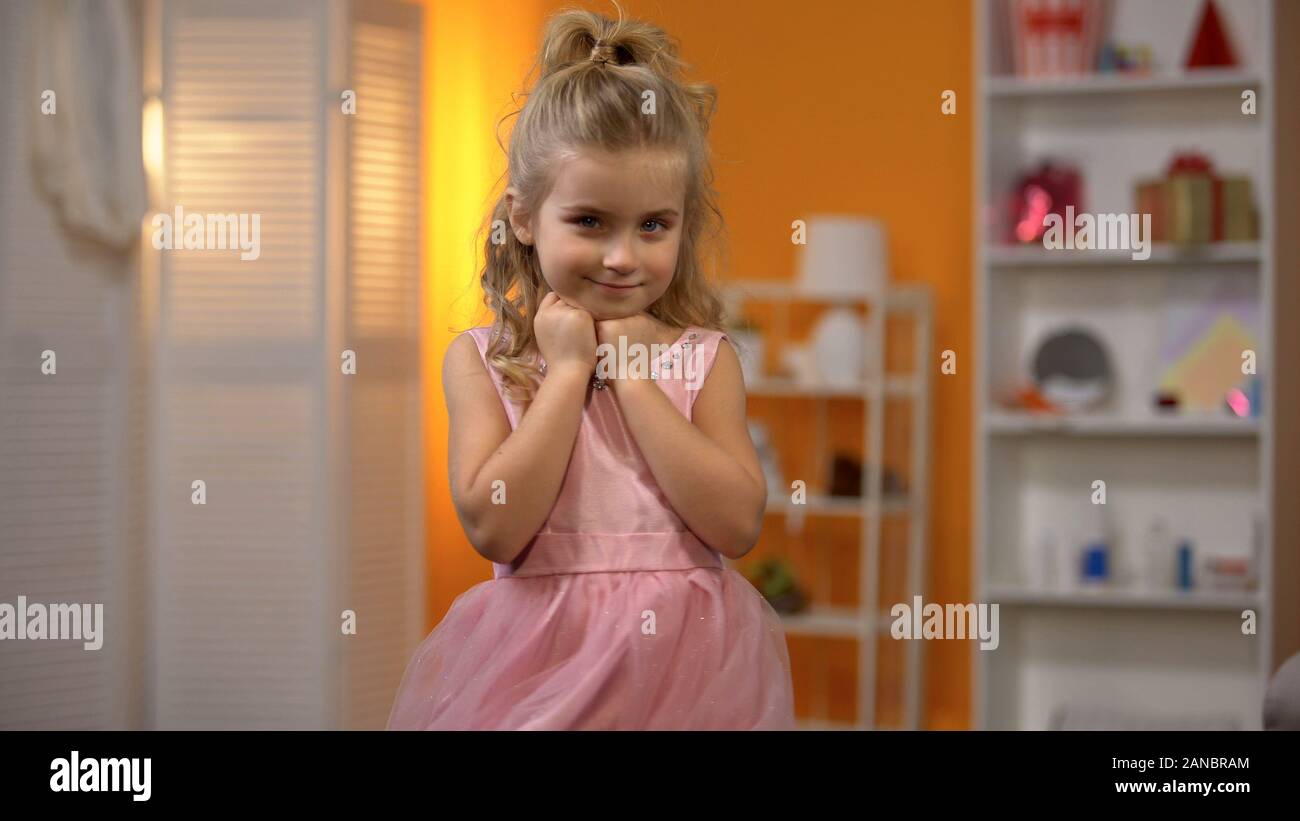 Adorable petite princesse en robe rose, rêve d'enfance, heureux preschool girl Banque D'Images