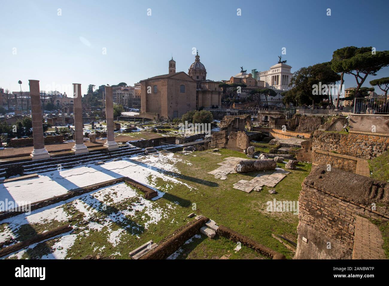 Rome, Italie, février 2018 - neige a couvert Rome, tourisme d'hiver dans la capitale de l'Italie, célèbre destination de voyage en hiver. Forum Romanum avec neige. Banque D'Images