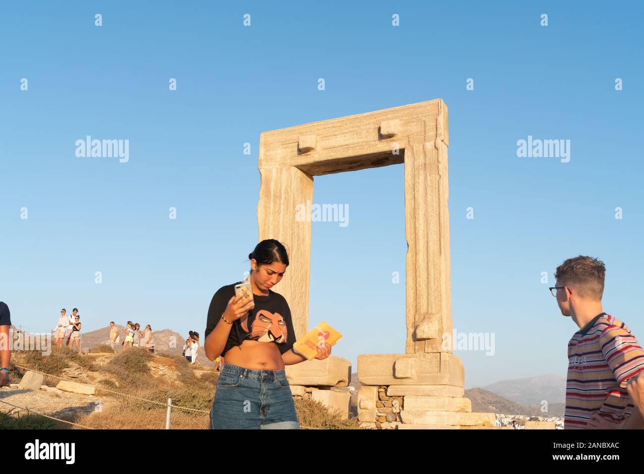 Naxos Grèce - le 12 août 2019 ; Grèce Naxos - le 12 août 2019 ; porte entre les vestiges du temple d'Apollon sur l'îlot de Palatia 1 Banque D'Images