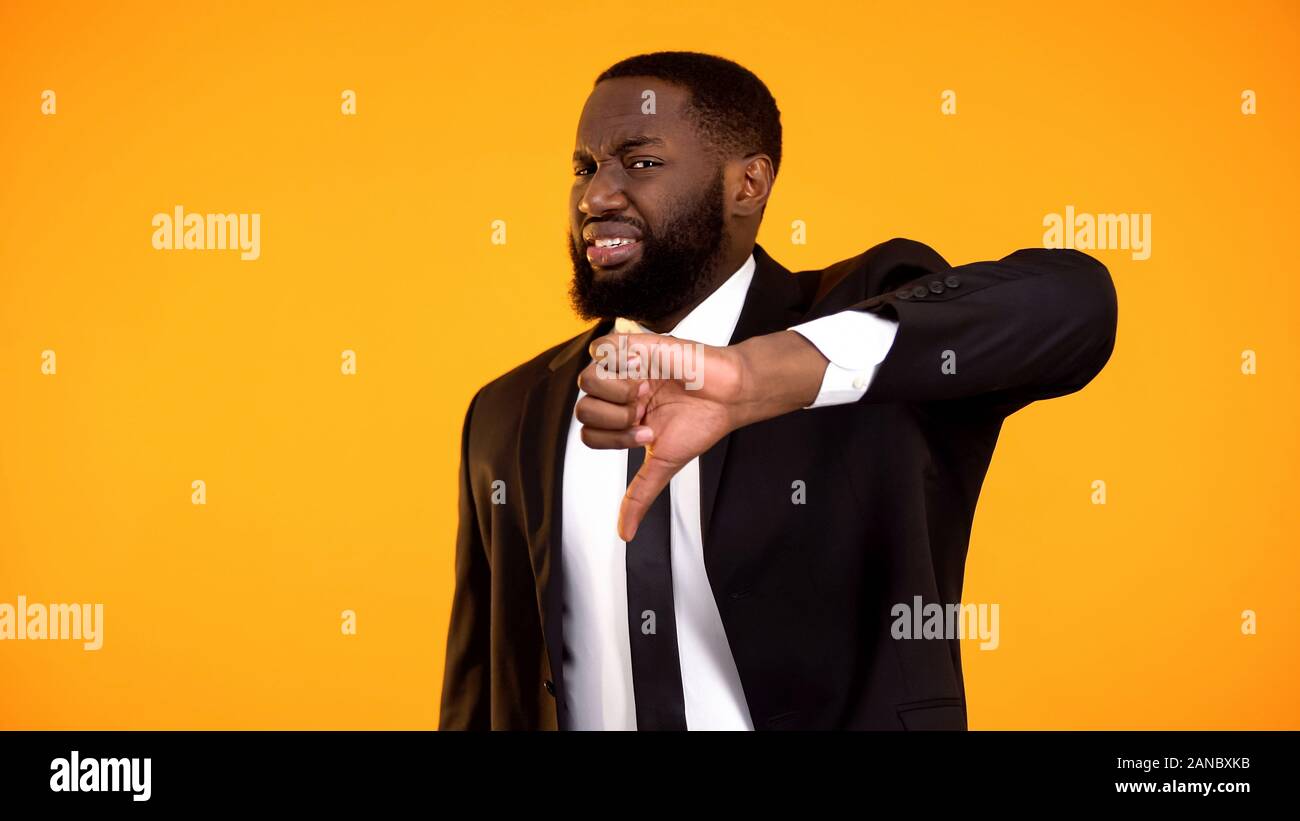 Malheureux hommes afro-américains faisant thumbs-vers le bas avec dégoût, droits du client Banque D'Images