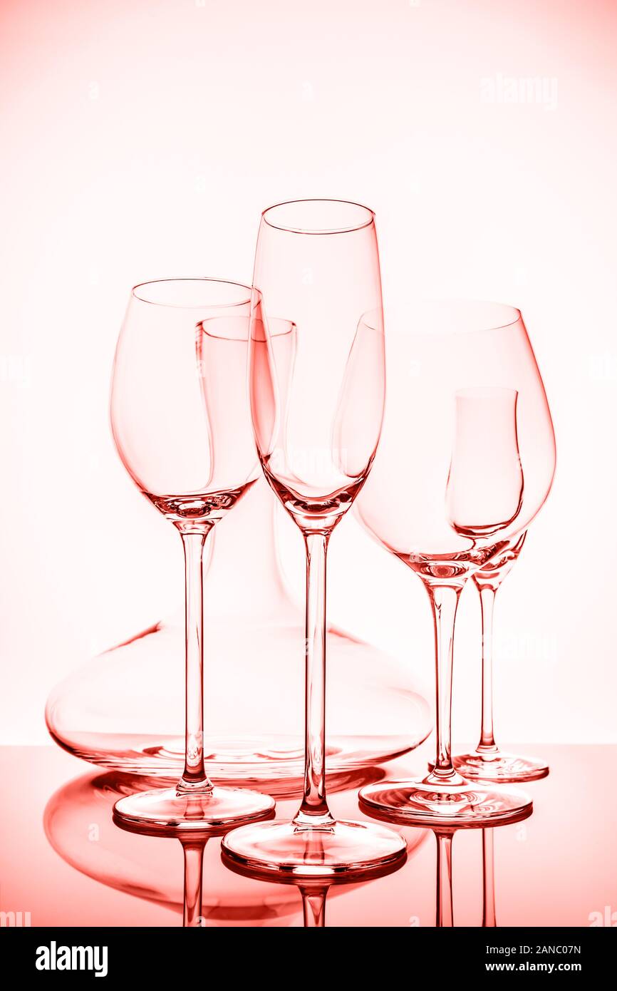 Verrerie sélection avec le vin, champagne, liqueur verres et la carafe sur  l'arrière-plan clair.. Verrerie cristal Fine concept. La verticale. Corail  vivant - Thème couleur de l'année 2019 Photo Stock - Alamy