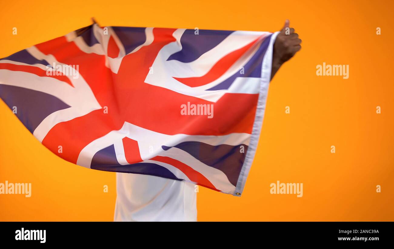 Holding fan de sport drapeau britannique, encourageant pour l'équipe favorite de victoire, vue arrière Banque D'Images