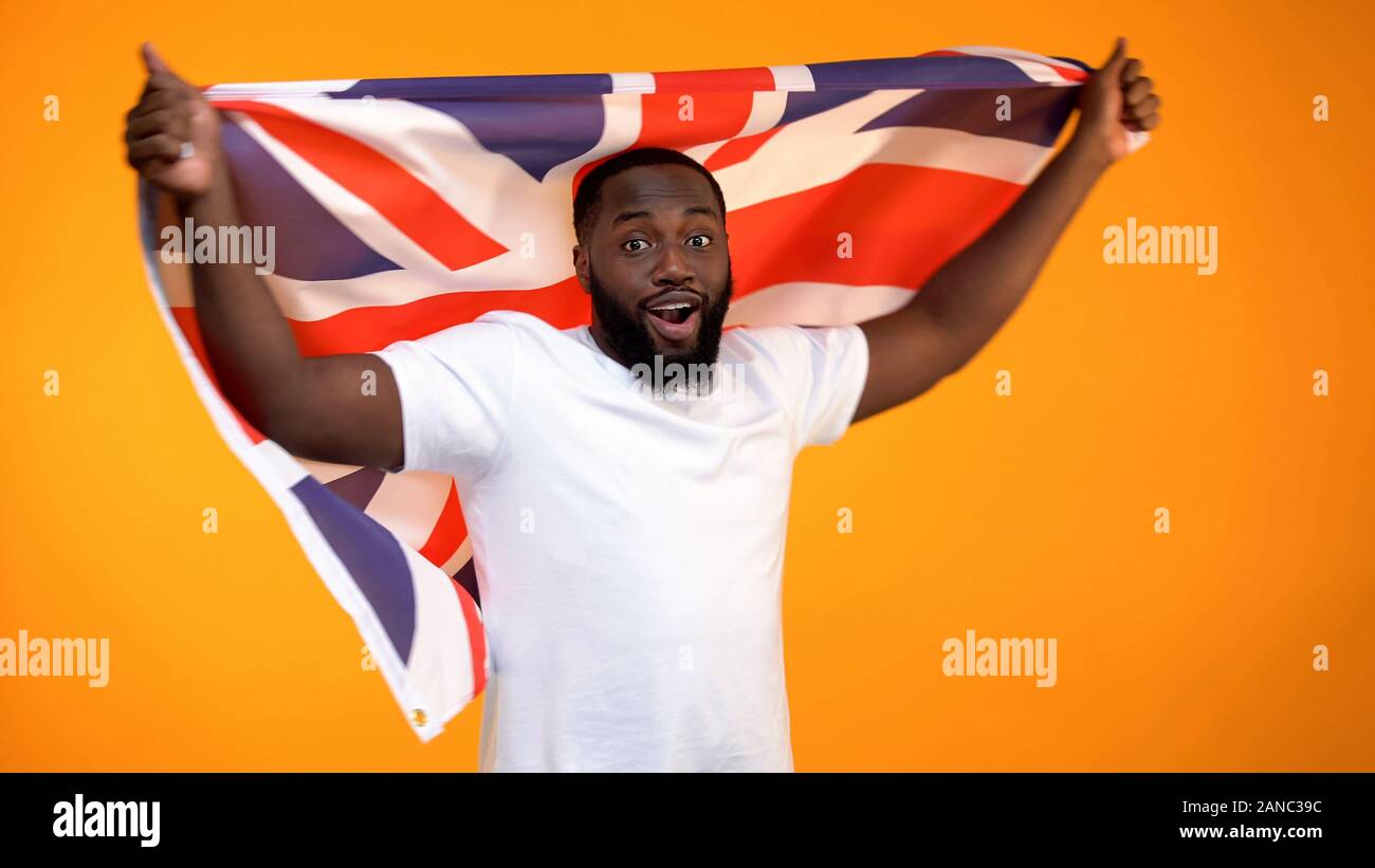 L'homme afro-holding drapeau britannique, vainqueur de l'élection à l'appui, politique Banque D'Images