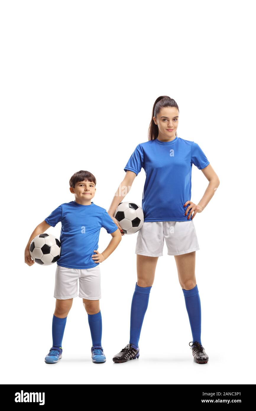 Portrait d'un garçon et les jeunes femmes à des sports jersey holding soccer balls isolé sur fond blanc Banque D'Images