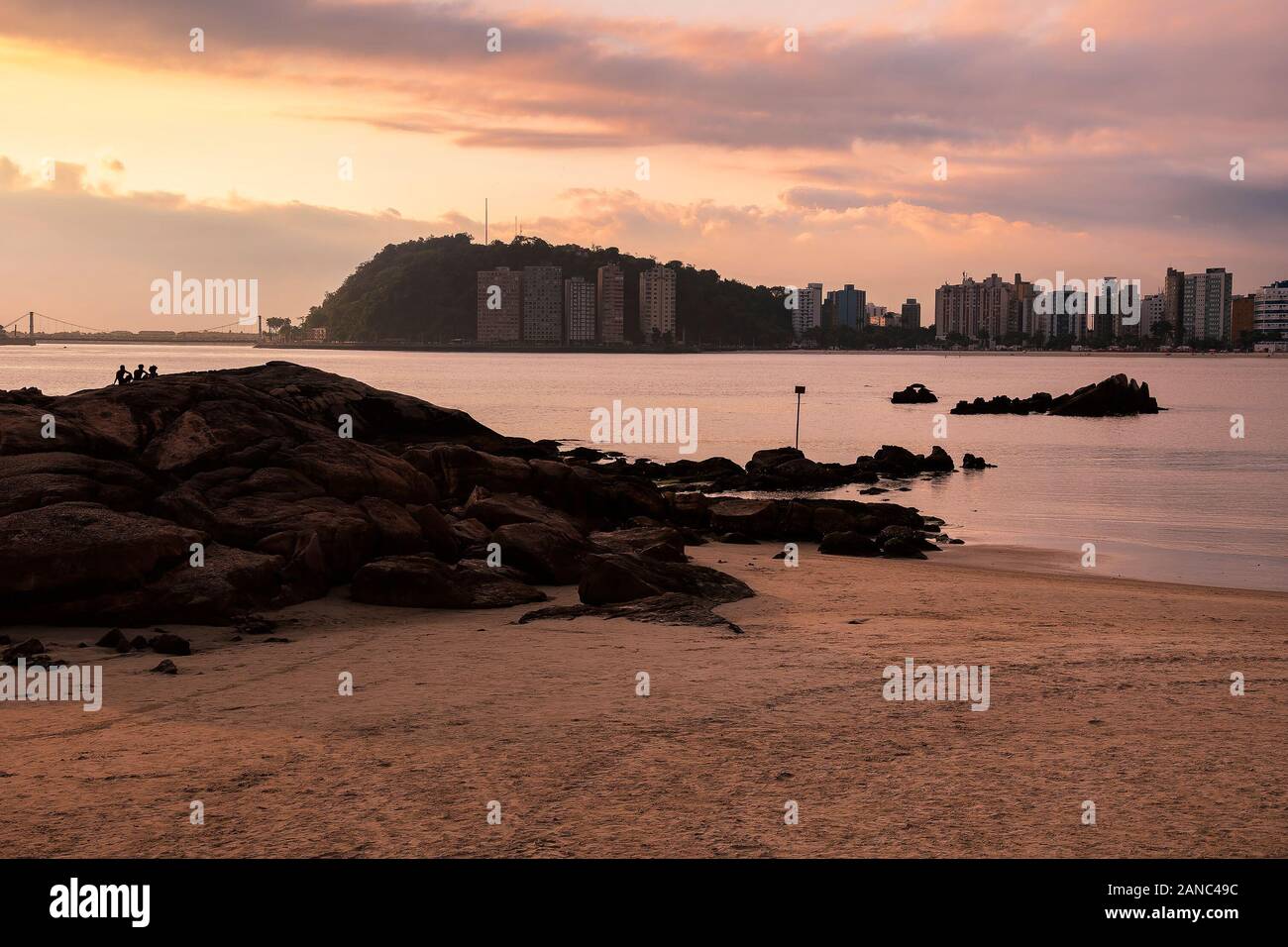Magnifique coucher de soleil à un Brésilien de la côte Paulista. Photo prise à Praia dos Milionarios, les millionnaires beach en anglais - Sao Vicente SP Braz Banque D'Images