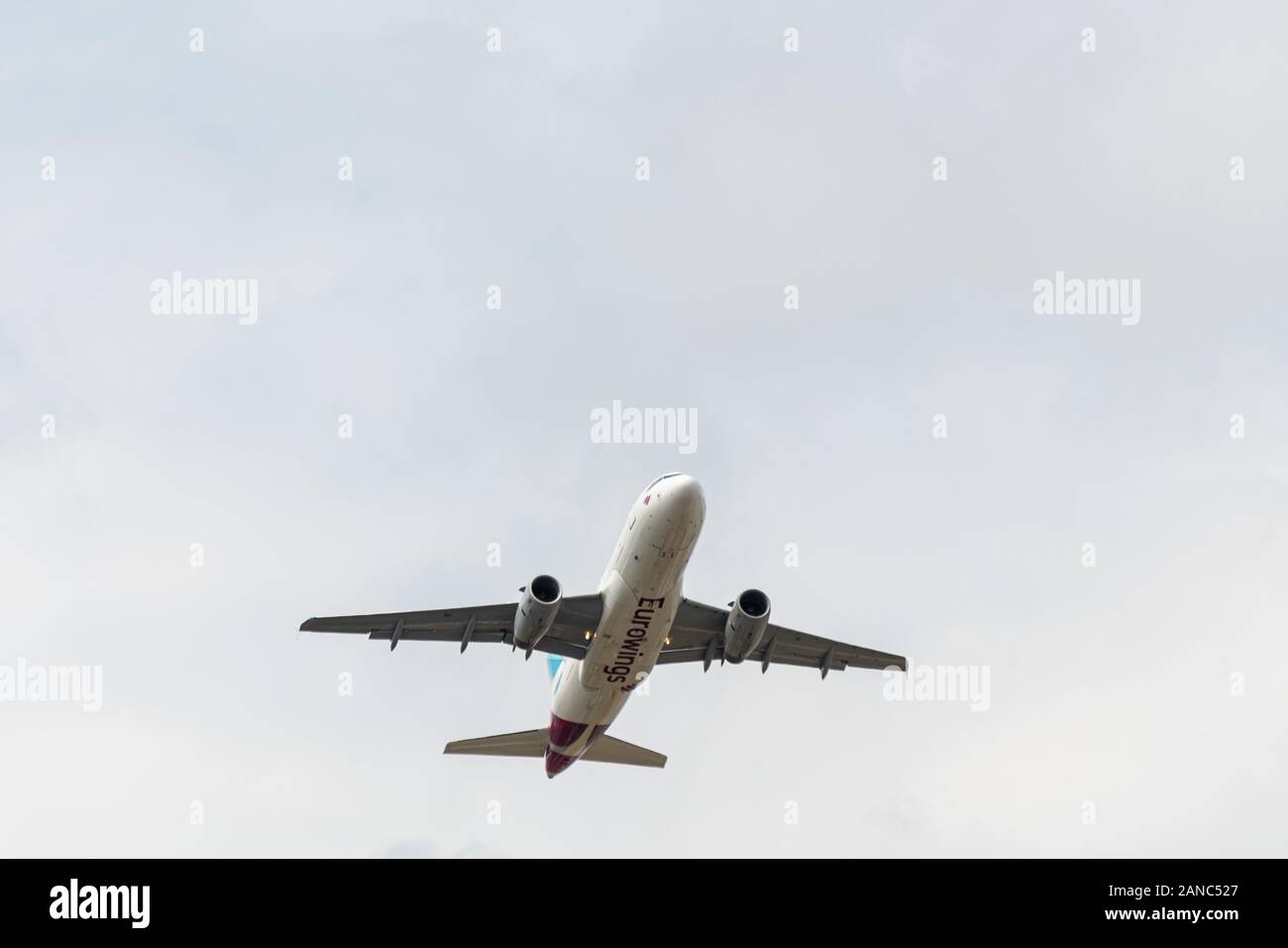 Heathrow, Royaume-Uni - 03 août 2019 : Eurowings Airbus A319-132 immatriculé D-AGWD, numéro de vol ew9467 quitte l'aéroport d'Heathrow en route vers D Banque D'Images