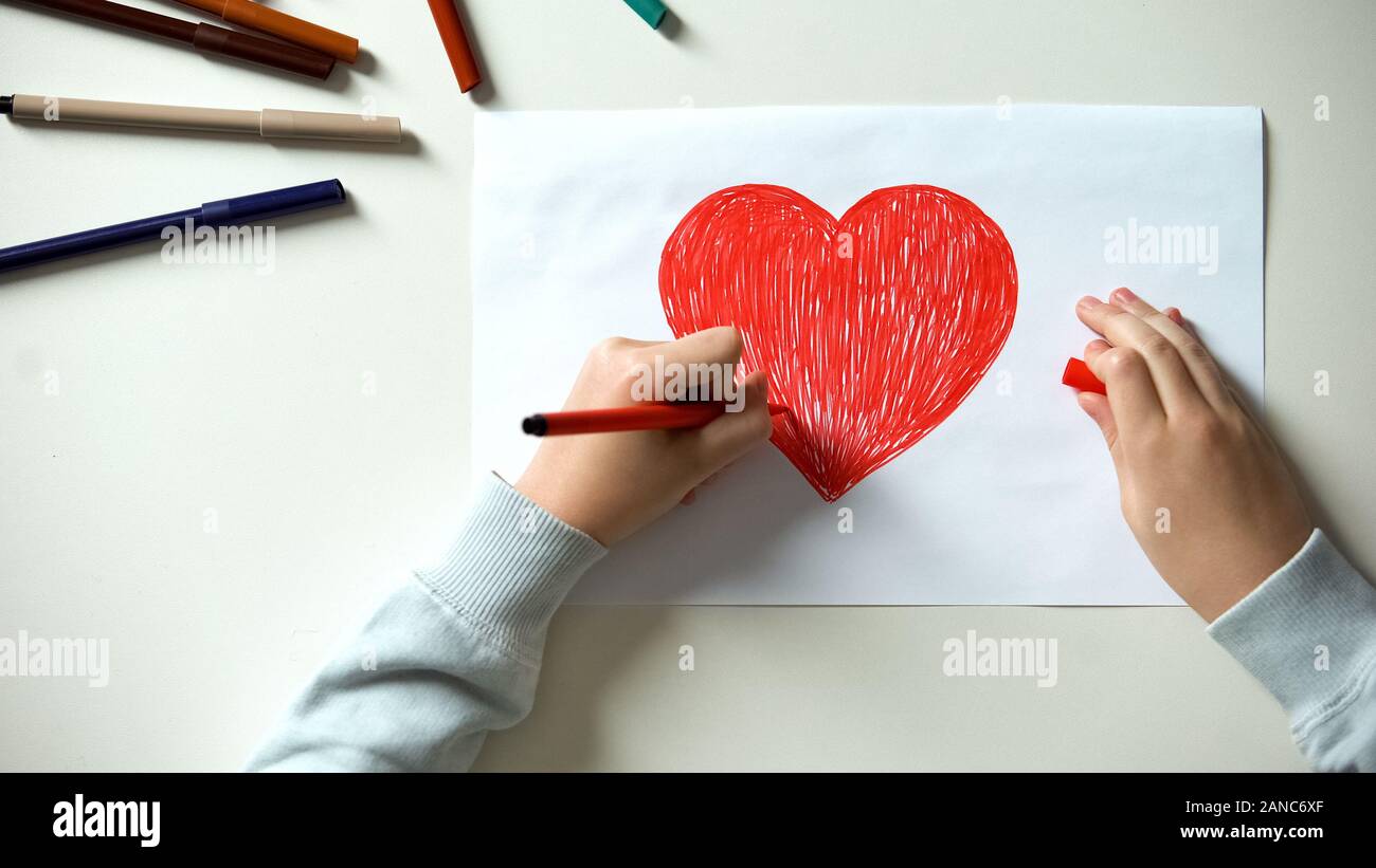 Peinture enfant grand cœur rouge, Saint Valentines Day gift, premier amour, de l'enfance Banque D'Images