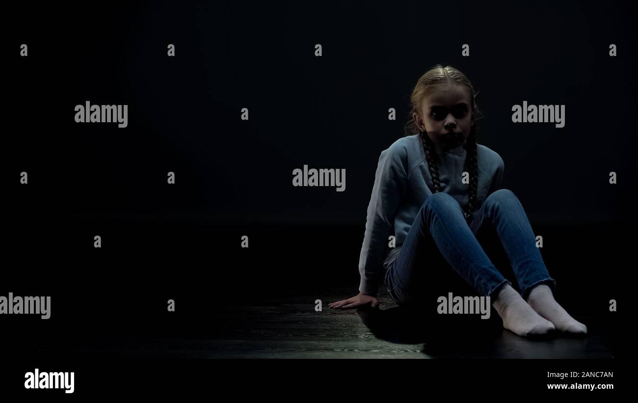 Triste Petite Fille Assise Seule Dans Une Piece Sombre La Solitude Et L Intimidation Concept Photo Stock Alamy