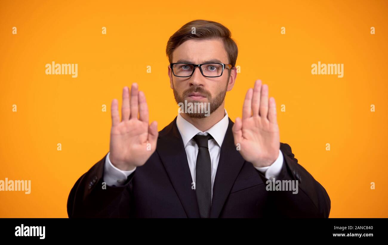 Arrêt, homme politique montrant le geste anti corruption concept, taxes Banque D'Images