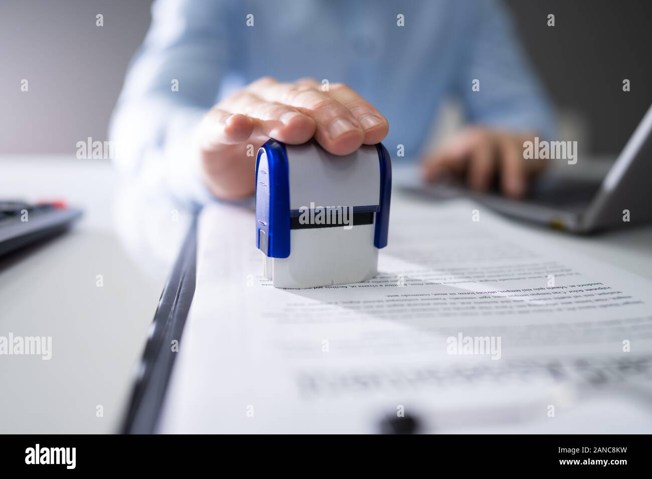 Close-up of a person's Hand piétinement sur le dossier de candidature approuvé au cours des 24 Banque D'Images