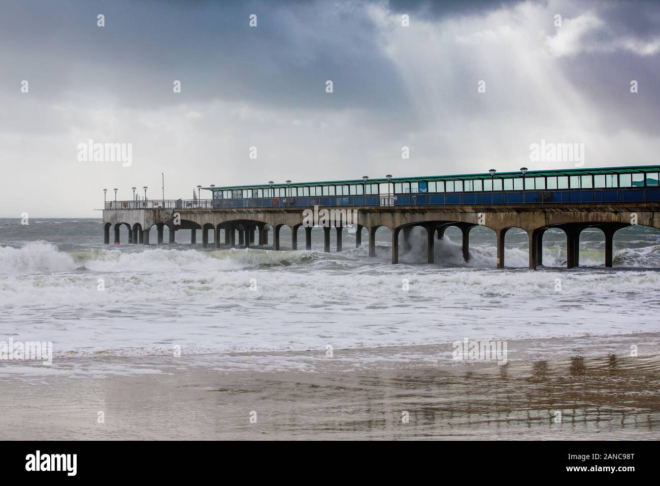 Boscombe Pier sous rayons. Banque D'Images