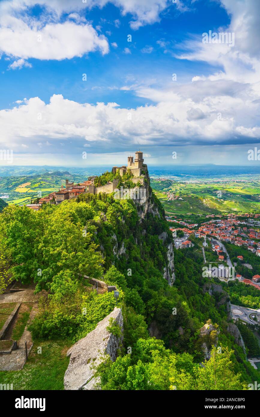 San Marino, première tour Guaita médiévale sur une falaise rocheuse et vue panoramique de la romagne Banque D'Images