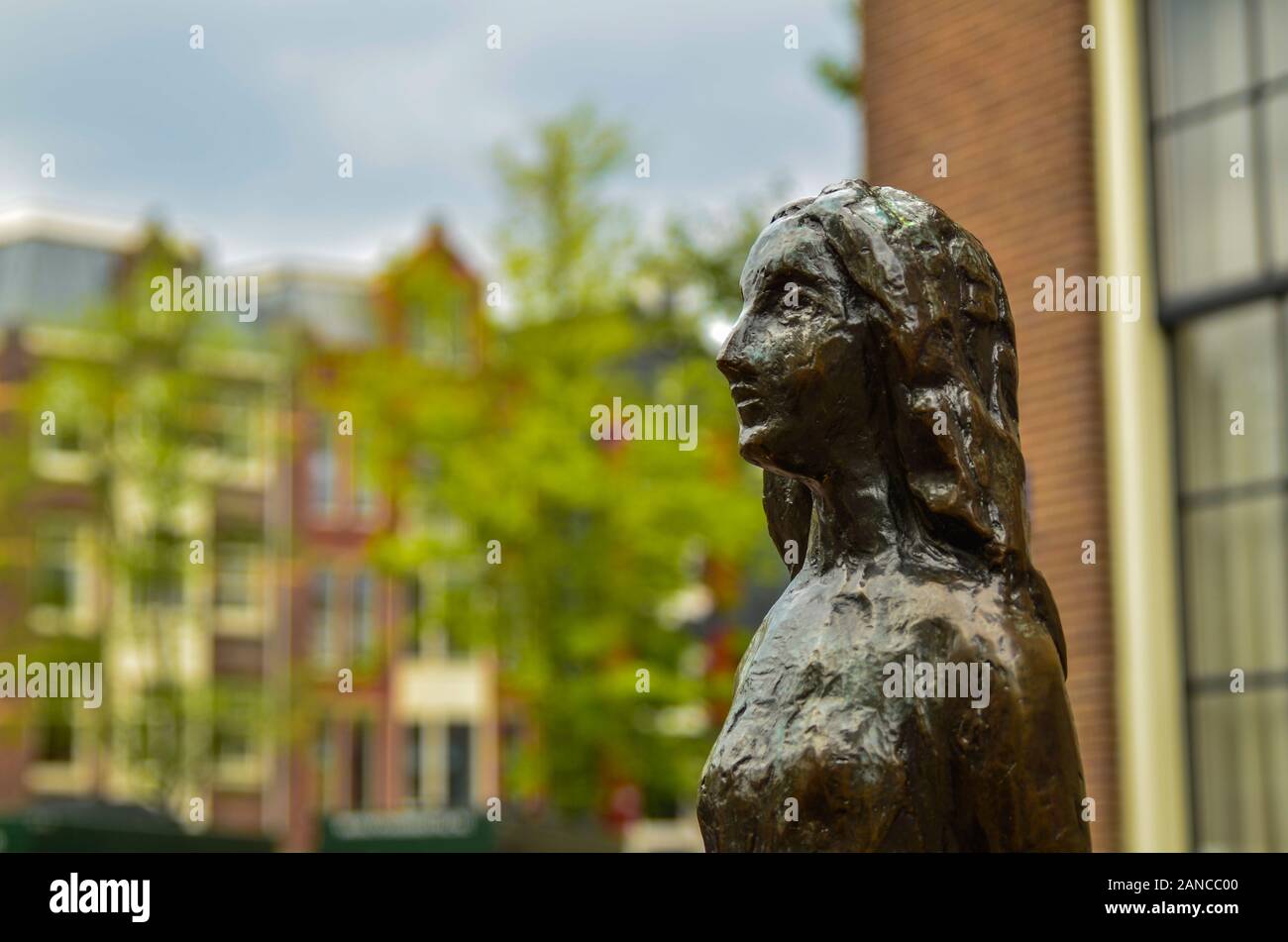 Amsterdam, Pays-Bas, août 2019. La statue d'Anne Frank est une destination pour de nombreux touristes : beaucoup de poser pour une photo souvenir avec elle. Ici close-up je Banque D'Images