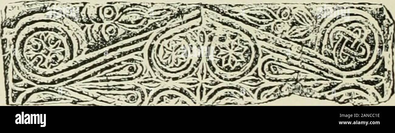 L'architecture en Italie, à partir de la sixième à la onzième siècle, recherches historiques et critiques . FiG. 141.-Parapet de S. Marque du Partecipazi existant, le long de l'Escalier d'littleAmbo-a.d. 829. œuvre avec feuillage concentriques, souvent nouées ensemble une andenclosing rose, nous rappelant beaucoup de ce sixthcentury Eavenna de l'en, ce que nous avons vu à la page 86. De telles sommes. Cochon. 142.-Sculpture autrefois existant dans la Chapelle de S. Mark-a.d. 829. aussi quatre autres parapets de l'intérieur pour la plupart des galeries lalongueur de la nef transversale. Ces derniers montrent l'ornamenta-tion de la neuvième c Banque D'Images
