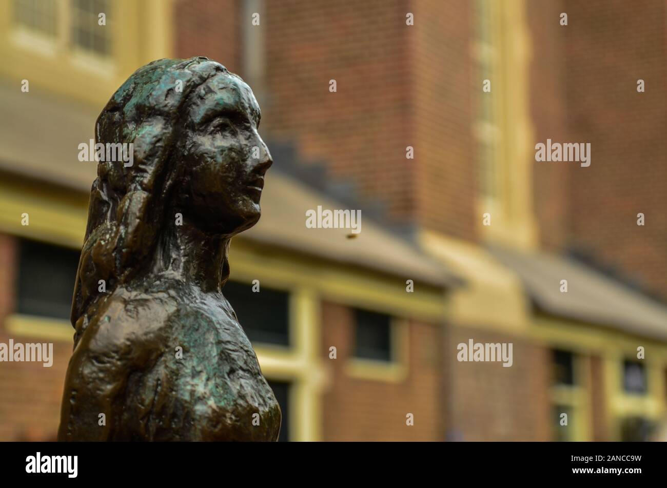 Amsterdam, Pays-Bas, août 2019. La statue d'Anne Frank est une destination pour de nombreux touristes : beaucoup de poser pour une photo souvenir avec elle. Ici close-up je Banque D'Images