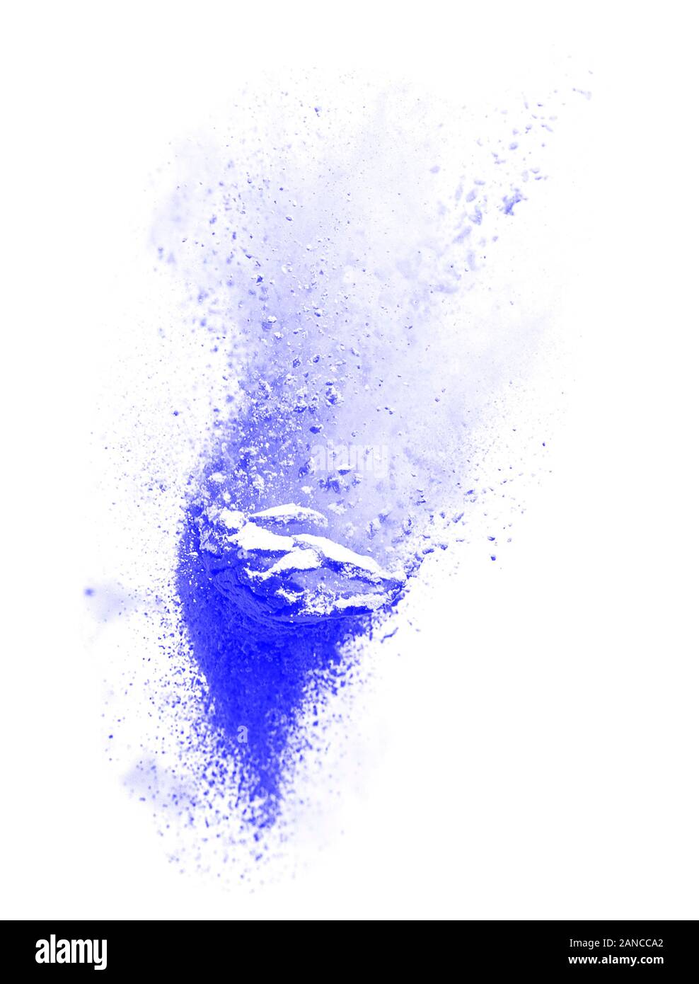 Poudre bleu abstrait exploser en mouvement isolated on white Banque D'Images