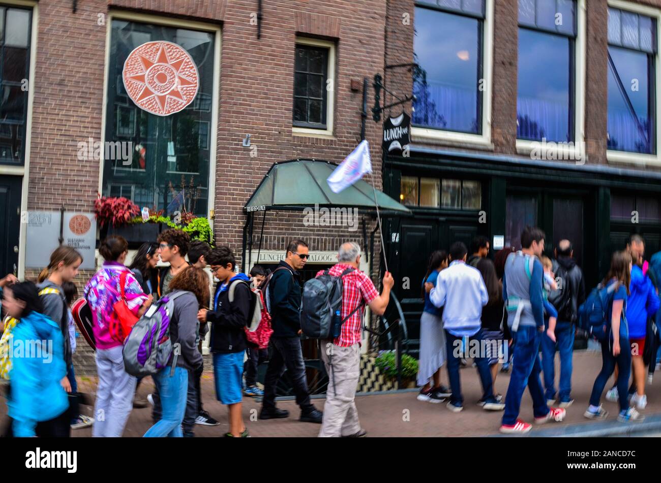 Amsterdam, Pays-Bas, août 2019. La maison d'Anne Frank est une destination pour de nombreux touristes : la foule dans la rue est remarquable. Banque D'Images