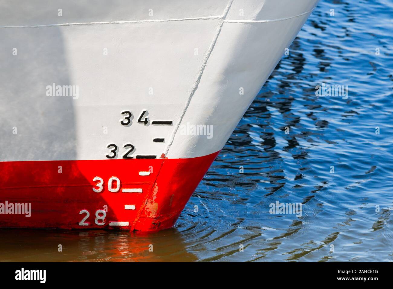 Coque de navire rouge et blanc avec ligne de flottaison et projet de mesure d'envergure. Banque D'Images