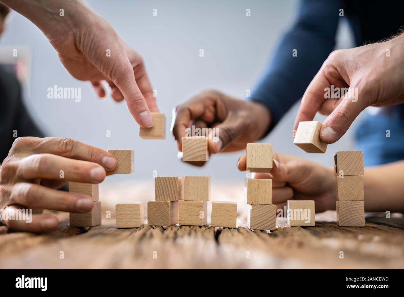 Close-up of Woman's Hand empiler des blocs en bois Banque D'Images