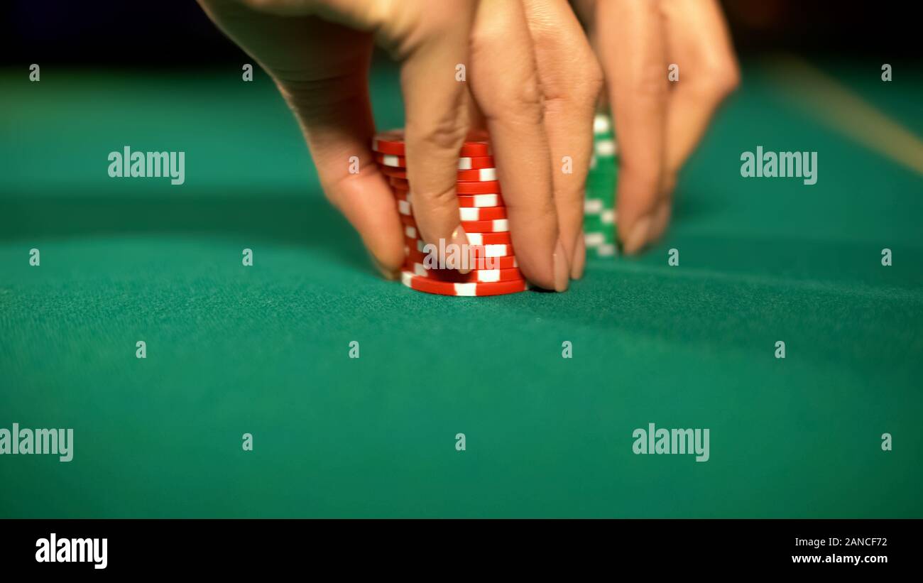 Joueurs de poker professionnels holding jetons, faire des paris sur le tournoi de sport Banque D'Images