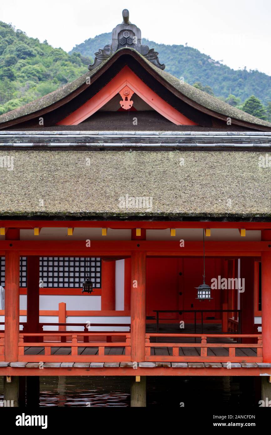 Sanctuaire d'Itsukushima, un temple Shinto et site du patrimoine mondial de l'UNESCO sur l'île de Miyajima. Banque D'Images