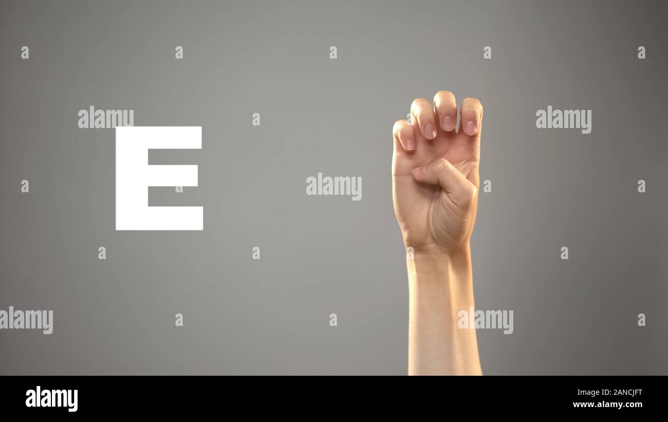 Lettre E en langue des signes, la main sur le contexte, la communication pour les sourds, leçon Banque D'Images