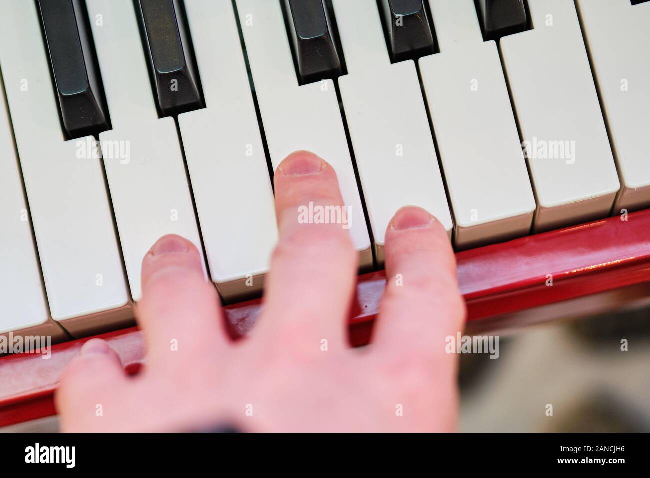 Les mains sur le piano. Jeux sur le concept d'instrument de musique. Close  up Photo Stock - Alamy
