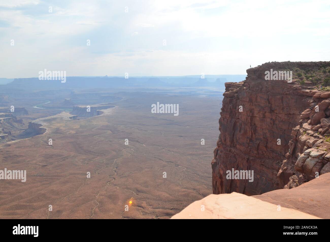 L'Été Dans Le Parc National De Canyonlands : La Figure Solitaire Donne Sur Le Bassin De Soda Springs, La Rive Blanche, La Rivière Verte Et La Tête Turque Dans L'Île Dans Le District De Sky Banque D'Images