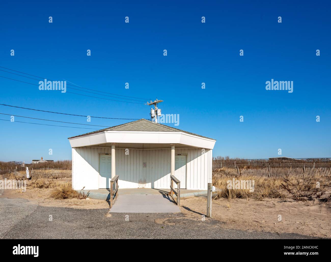 Bâtiment contenant des salles de bains sur une plage dans l'est de long Island, NY Banque D'Images