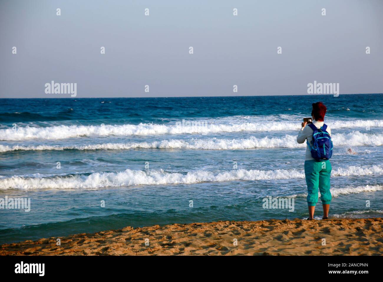 Ältere Frau und spaziert fotografiert am Strand, Bafra Karpaz, Halbinsel France Republik Nordzypern Banque D'Images