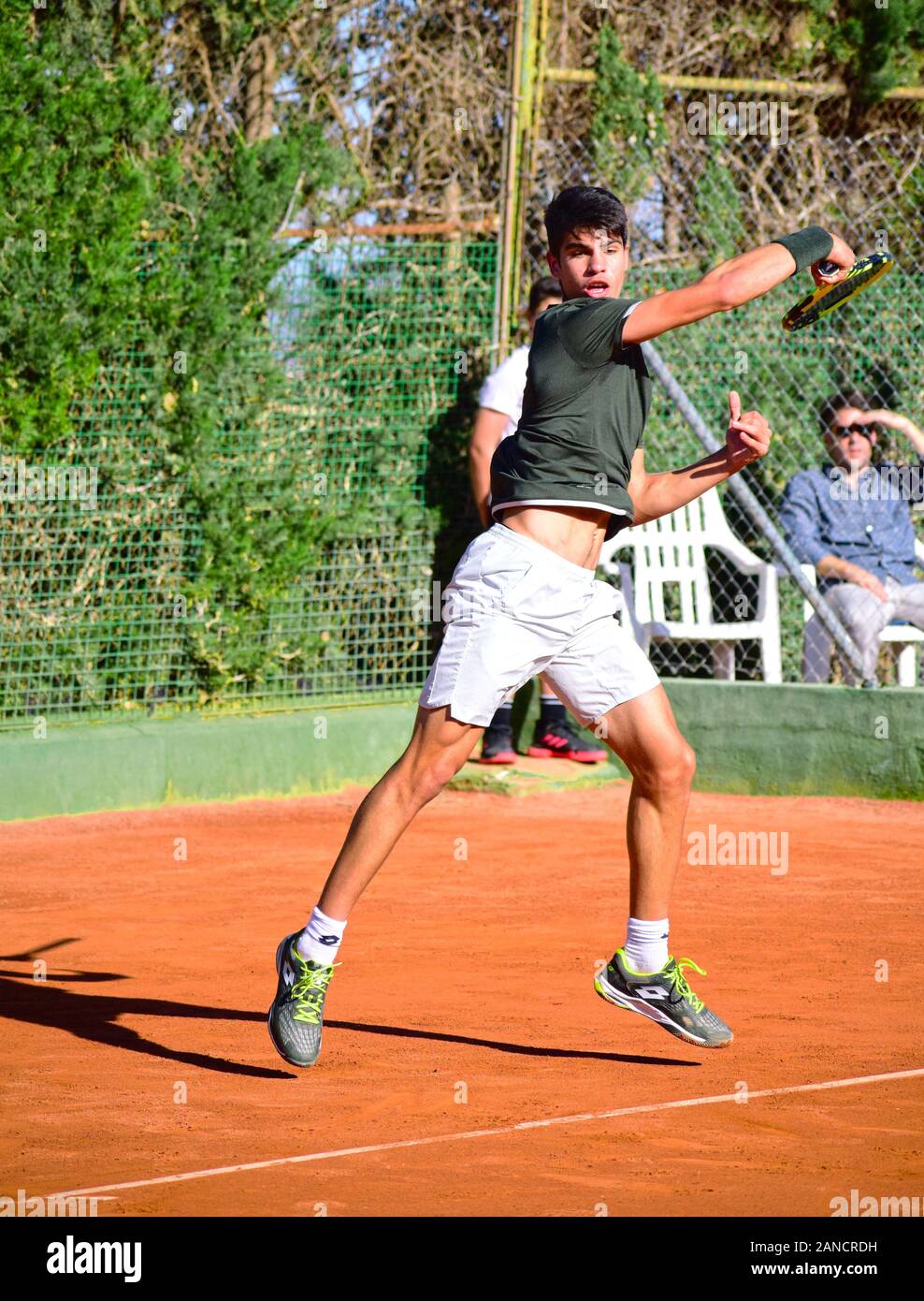 Murcie, Espagne, 26 décembre 2019: Carlos Alcaraz Garfía un entraînement de joueur de tennis espagnol sur un terrain d'argile se préparant à un match de tennis. Banque D'Images