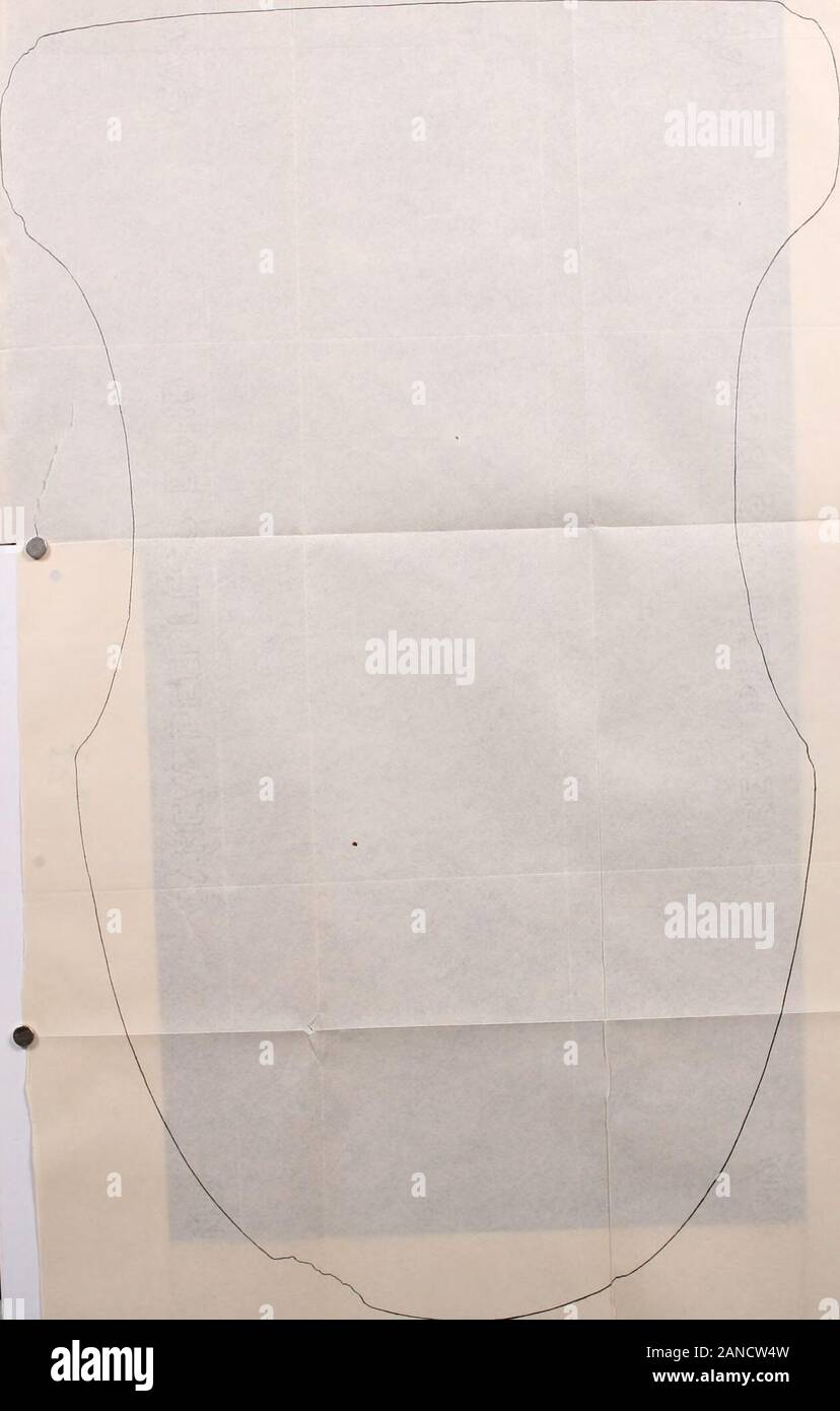 Les recherches archéologiques sur l'île de La Plata, de l'Équateur . Avril, igoi. L'île de La Plata-Dorsey. 259 par son cou délicat, de base, largement tourné la bouche et grand,organisme contractant progressivement. Près de la partie inférieure du corps du navire et sur les côtés opposés sont deux poignées, par ofthongs à travers lequel le navire a été adoptée. La décoration istypical et caractéristique. Le cou est encerclé par White et alternativement compressé, alors que sur le corps de la décoration est limitée à oneside. Nous trouvons ici trois lignes rouges parallèles s'étendant de l'lowerextremity du cou à la Banque D'Images