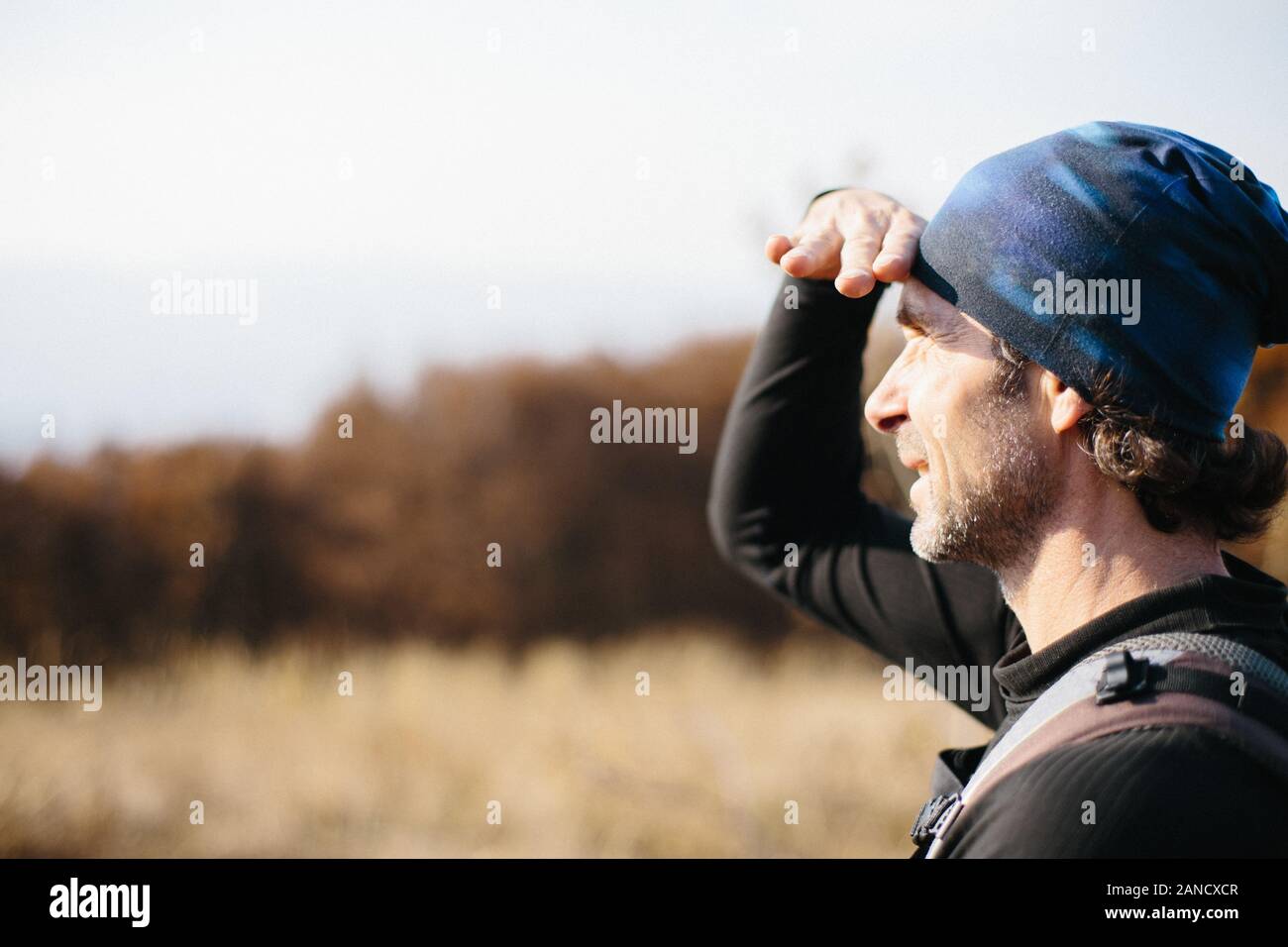 Homme mature à la recherche dans la distance. Banque D'Images