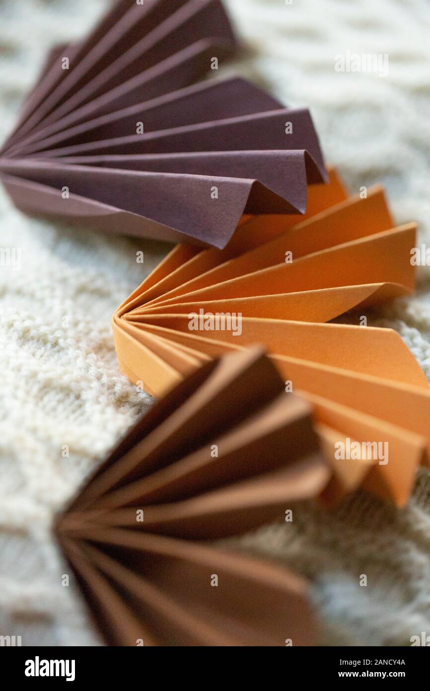 Gros plan de coeurs en papier pliés sur fond en tricot Banque D'Images