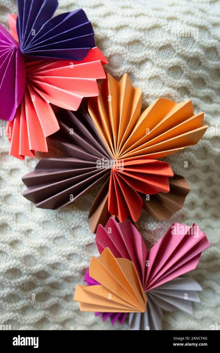 Formes en forme de coeur origami colorées disposées en forme de motif sur  fond tricoté Photo Stock - Alamy