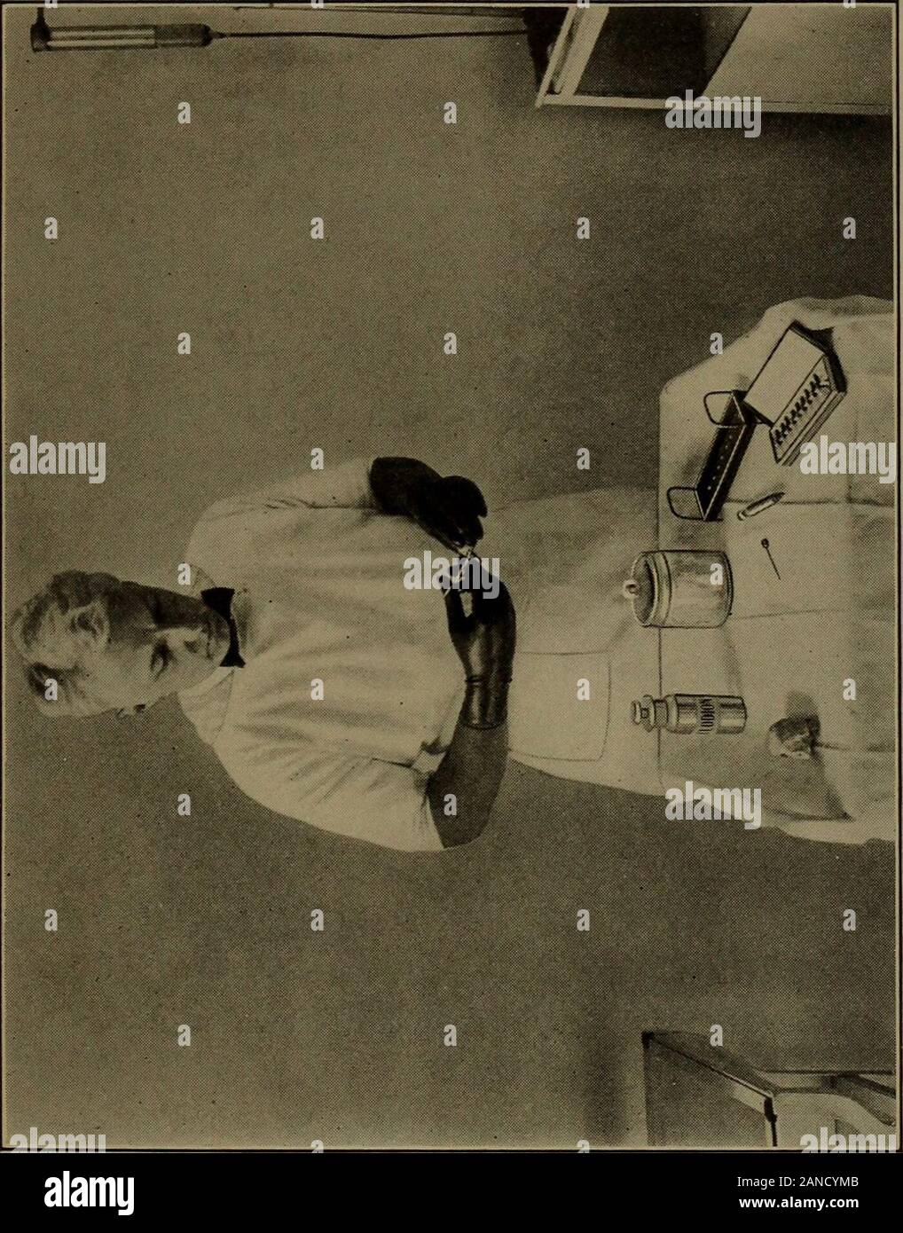 Le traitement de la syphilis . 60  +3. -(-&Gt ; ed  +j 0368 M JO 303 ft RJ-9 bX3  +j o 03 -4-&gt ; B b 13 PoMW o &lt;u O03 0303 & *o rt o 5 ? S 3 o o c c/3 •-H H o w o CO 3 *bb ft fc " +H u 03 HH o cJ pour P4 03 1 d'un CN bJO p a O o CJ d CN w a p o ** ? Fl o &gt ;&gt;o cfl à .o c/f -a -M g 03 c d a d 3 ft H0 cfl d o ed o U Jg tj pj o o o u l'alkylmercure iodures et 83 l'observation clinique a démontré que le médicament n'notchange réaction Wassermann et il n'a pratiquement pas d'effectupon lésions syphilitiques primaires. Les faits semblent con-demn iodin comme une drogue destinée à la syphilis ; cependant, il Banque D'Images