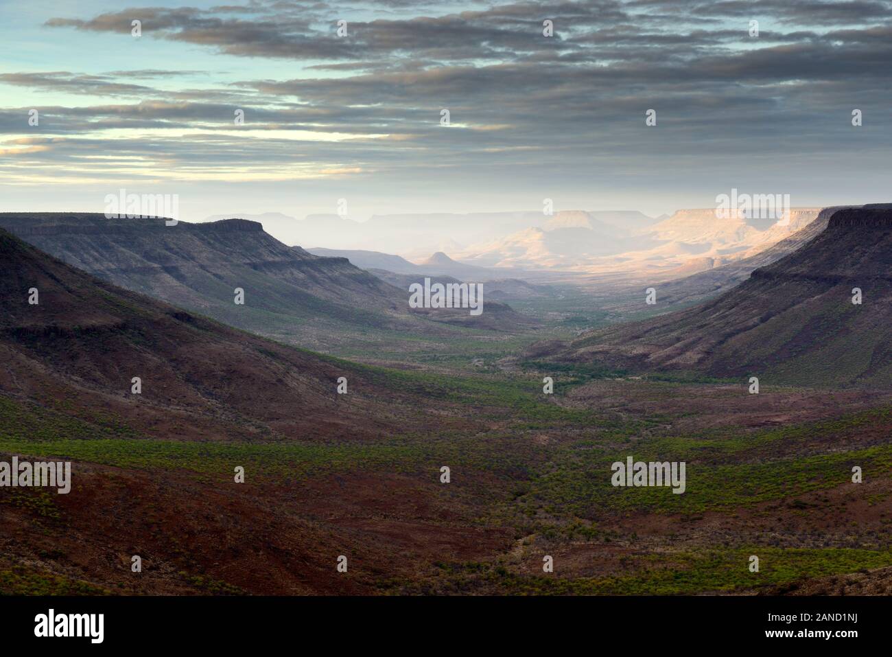 Vue du Grootberg Lodge,oublier,surplombant,plateau Grootberg,donnant sur la vallée de la rivière Klip,région de Kunene arib,sec,nettoyage,paysage désert Ugab Banque D'Images