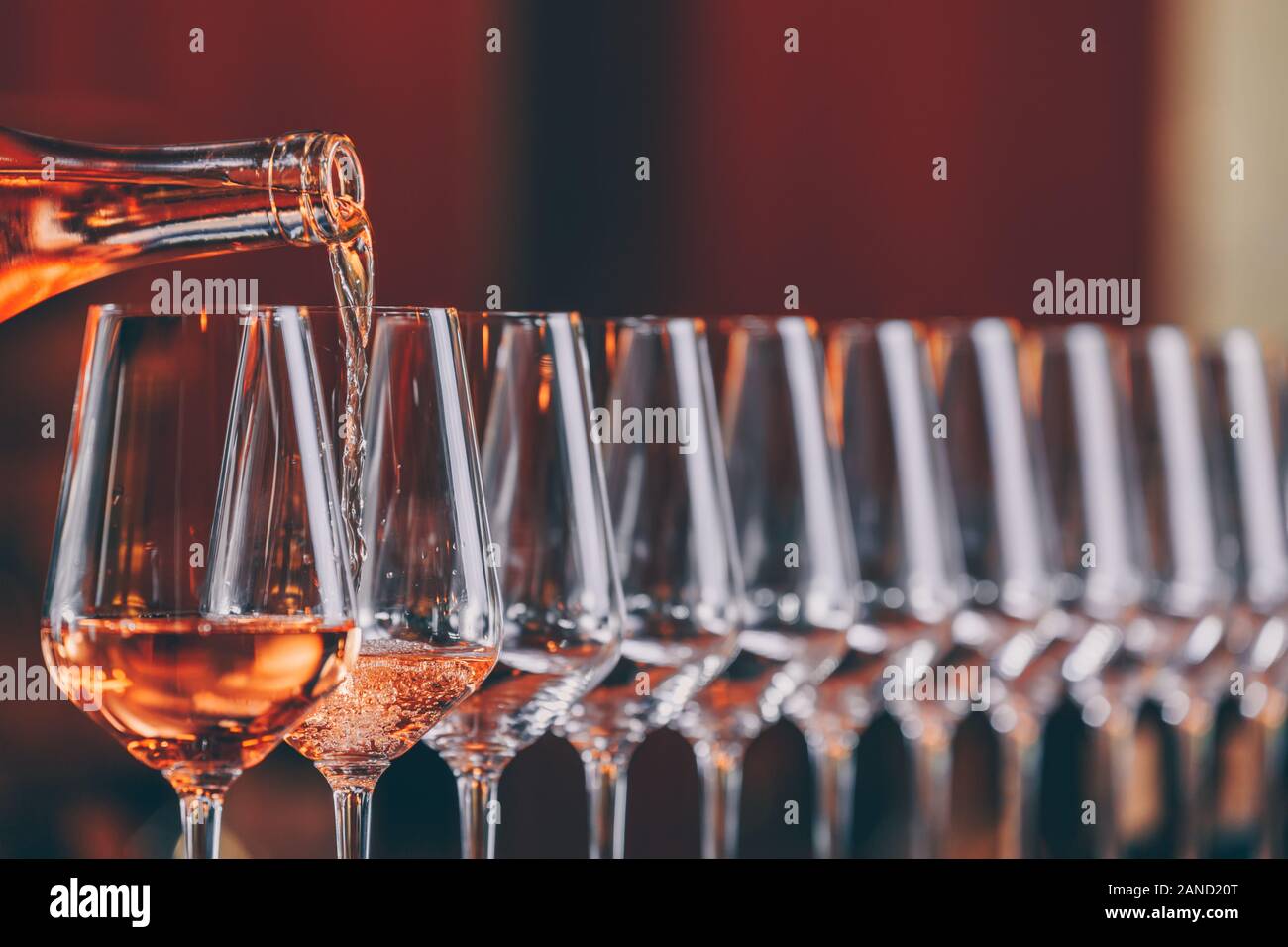 Verres à vin dans une rangée. Verser le vin. Table Buffet fête de la dégustation de vins. Vie nocturne, Fête et culture concept. Image couleur froide, horizontale Banque D'Images