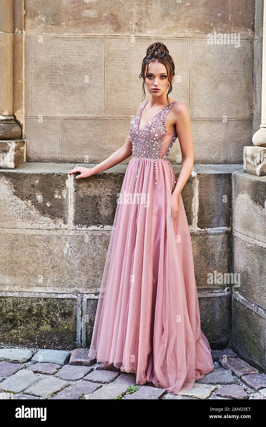 Belle Dame de demoiselle dans un magnifique style élégant violet rose rouge  parole longueur chiffon robe col en v robe décorée de sequins et paillettes  Photo Stock - Alamy