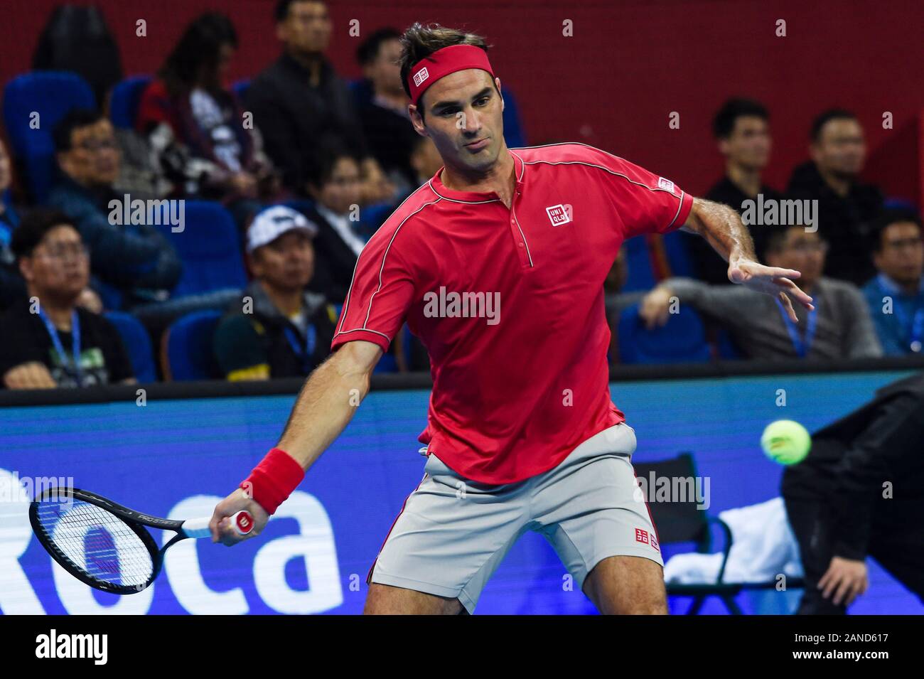 Joueur de tennis suisse Roger Federer est en concurrence avec le joueur de tennis professionnel allemand Alexander Zverev durant la première Tennis à Hangzhou Banque D'Images