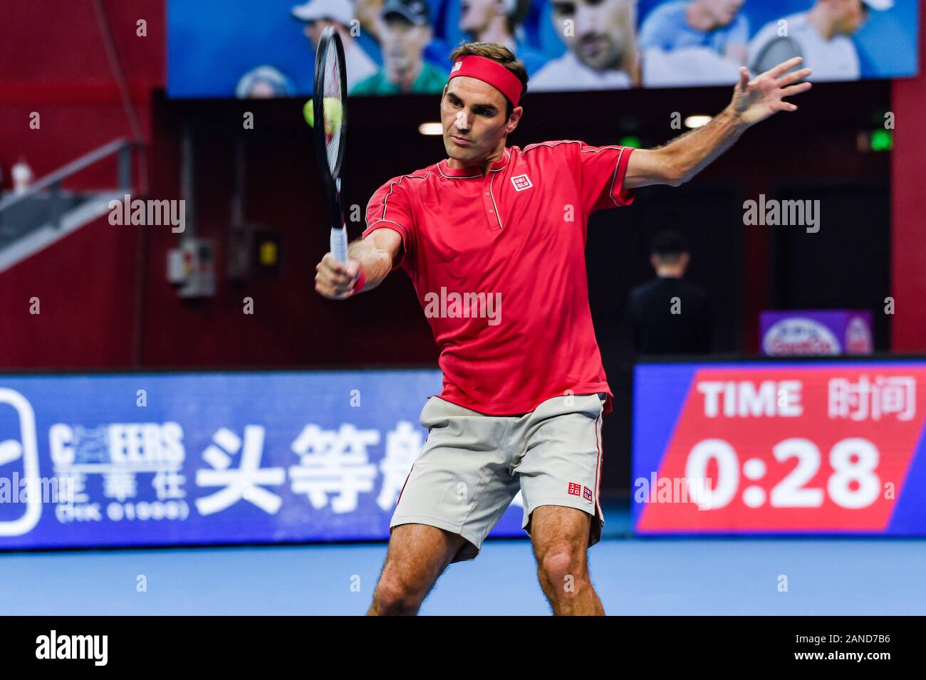 Joueur de tennis suisse Roger Federer est en concurrence avec le joueur de tennis professionnel allemand Alexander Zverev durant la première Tennis à Hangzhou Banque D'Images