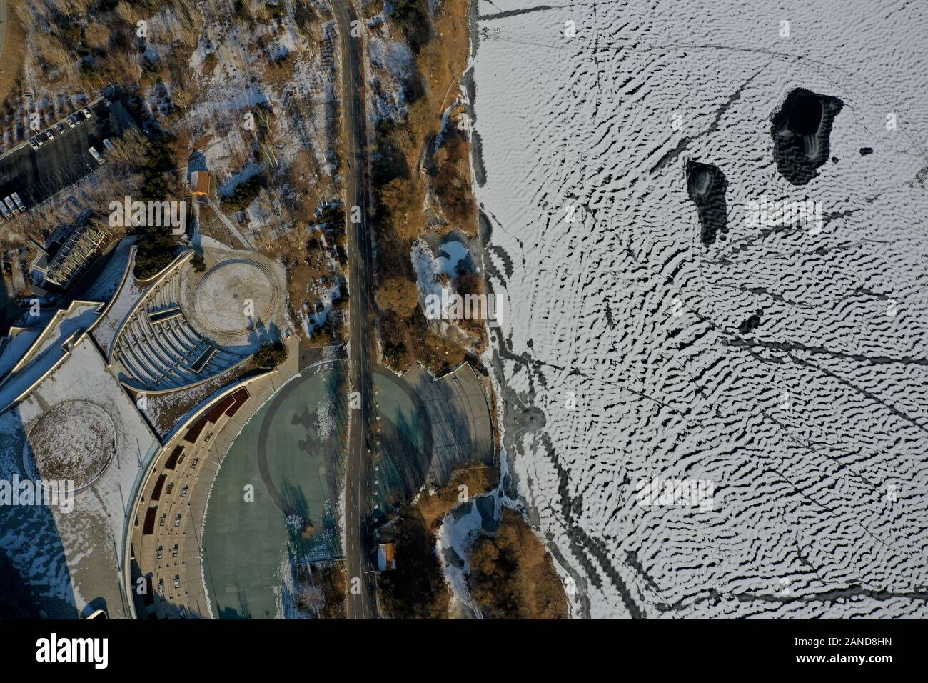 Une vue aérienne d'une grande partie de l'Hun River passant à être congelés le jour de Daxue, un terme solaire traduit littéralement comme neige majeur alors que les voitures qui circulent sur les br Banque D'Images