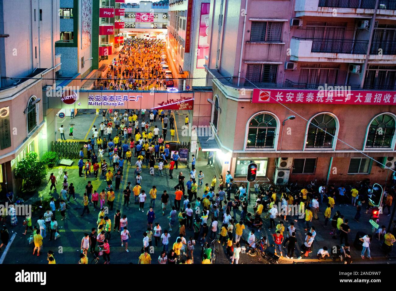 --FILE--voitures, vélos et piétons foule les uns avec les autres en tant que personnel d'une usine de jouets quittent le service à Dongguan City, province de Guangdong, Chine du sud, Banque D'Images