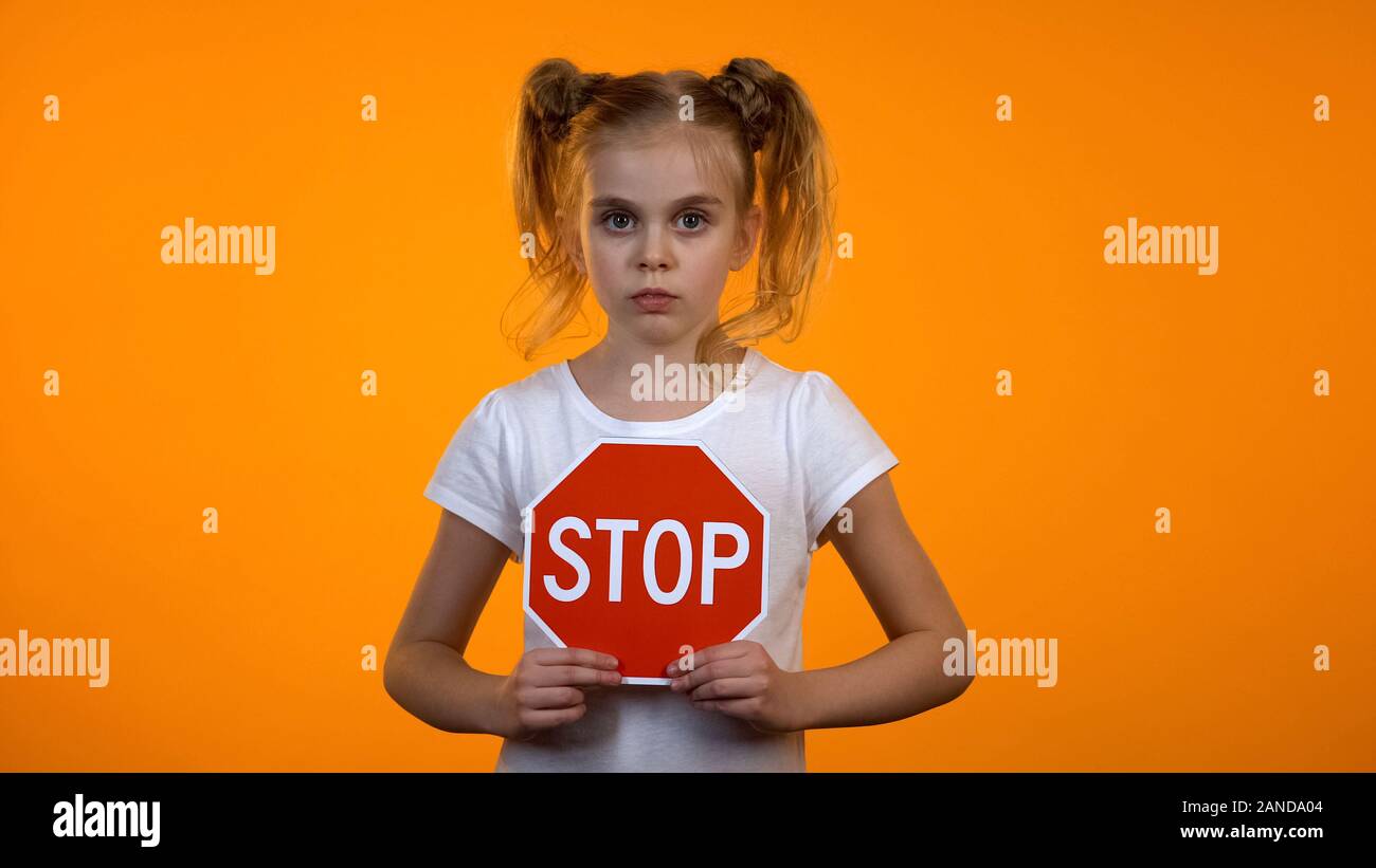 Beautiful Girl holding stop, mauvaise conduite, protection des droits de l'enfant Banque D'Images