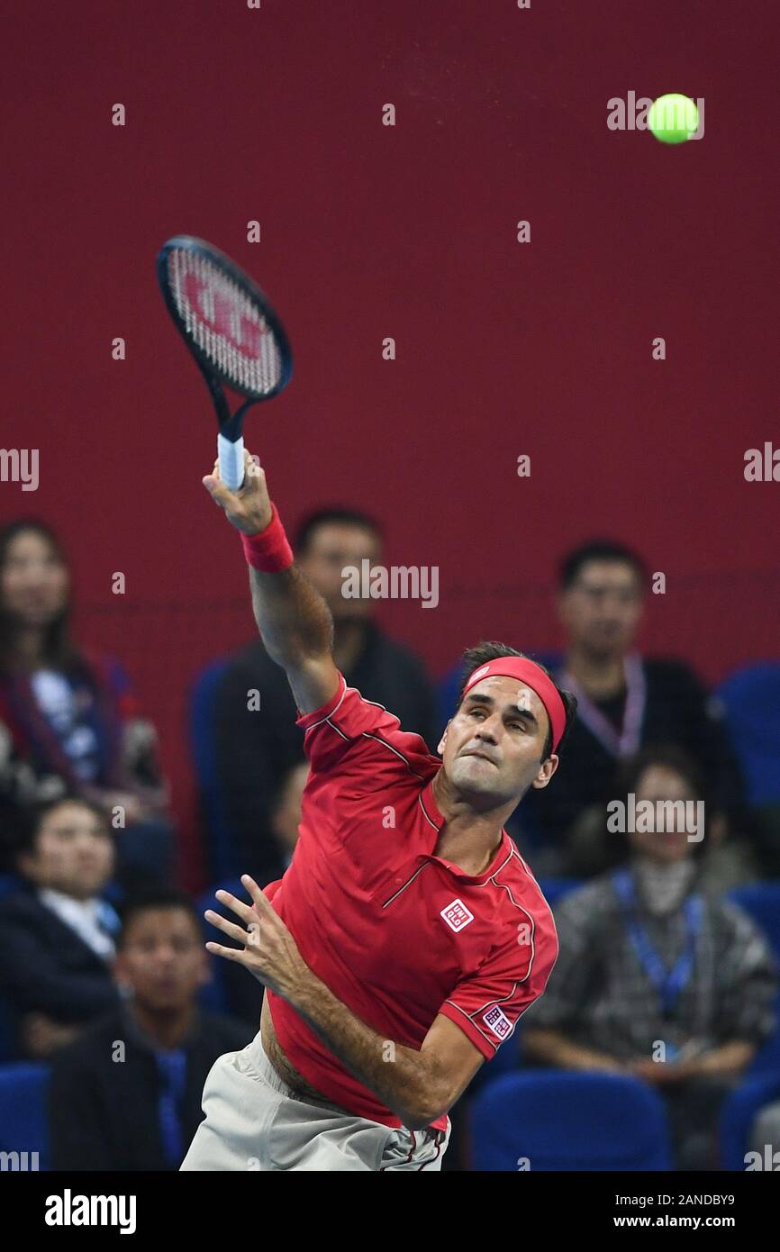 Joueur de tennis suisse Roger Federer est en concurrence avec le joueur de tennis professionnel allemand Alexander Zverev durant la première Tennis à Hangzhou Banque D'Images