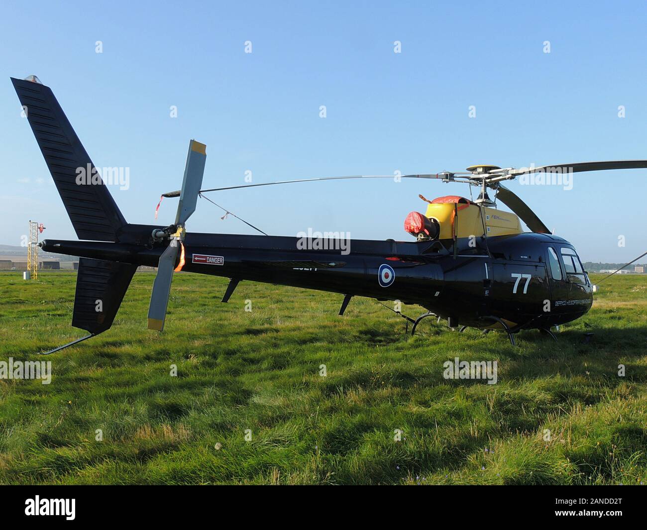 ZJ277, un Eurocopter Ecureuil HT1 exploité par l'École de pilotage d'hélicoptères de la Défense (DHFS), à RAF Leuchars en 2012. Banque D'Images