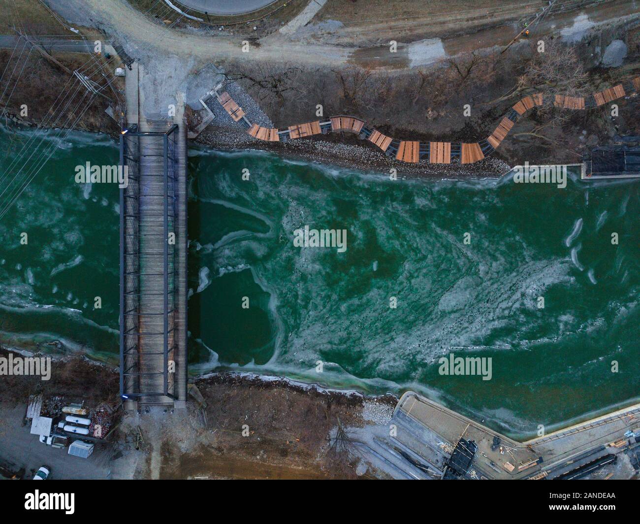 Pont au-dessus de l'eau congelée Banque D'Images