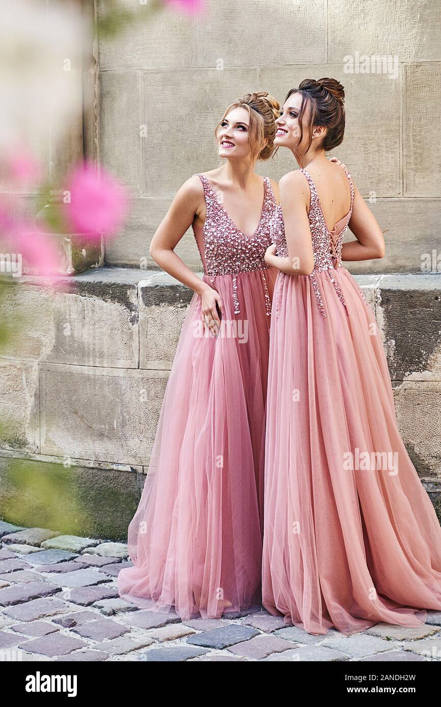 Belles demoiselles dans un magnifique rouge violet rose élégant élégant  étage longueur robe col en v robe mousseline décorées de sequins et  paillettes Photo Stock - Alamy