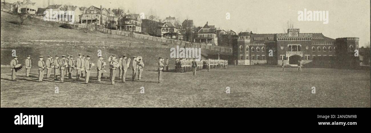 La Monticola . Une compagnie de cadets Le Capitaine John L. ROBINSON MILTON rosée. Cadet Fisher Le Lieutenant STEPHEN P. HOSKINS Cadet 2e Lieutenant Jonathan C. POWELL 1er Sergent (IIARLES S. ROBINSON Sergent FORREST P. COOMBS Cadet Sergent CAPORAUX J. F. Robinson Landon J. Sigler Jesse J. Jenkins Robert L. Bates MUSICIEN CADET J. R. Adams COMPANY B NEAL M. HEFLIN Cadet Le Capitaine Allan B. LAMBDIN Cadet Le Lieutenant LEWIS G. BURRELL Cadet 2e Lieutenant IRL N. DULING 1er Cadet Sergent A. R. GROVES Sergent J. S. MILLER . . Les Caporaux Cadet sergent Clifford H. Brooke D. Marshall Snider Philip M. Conley Banque D'Images